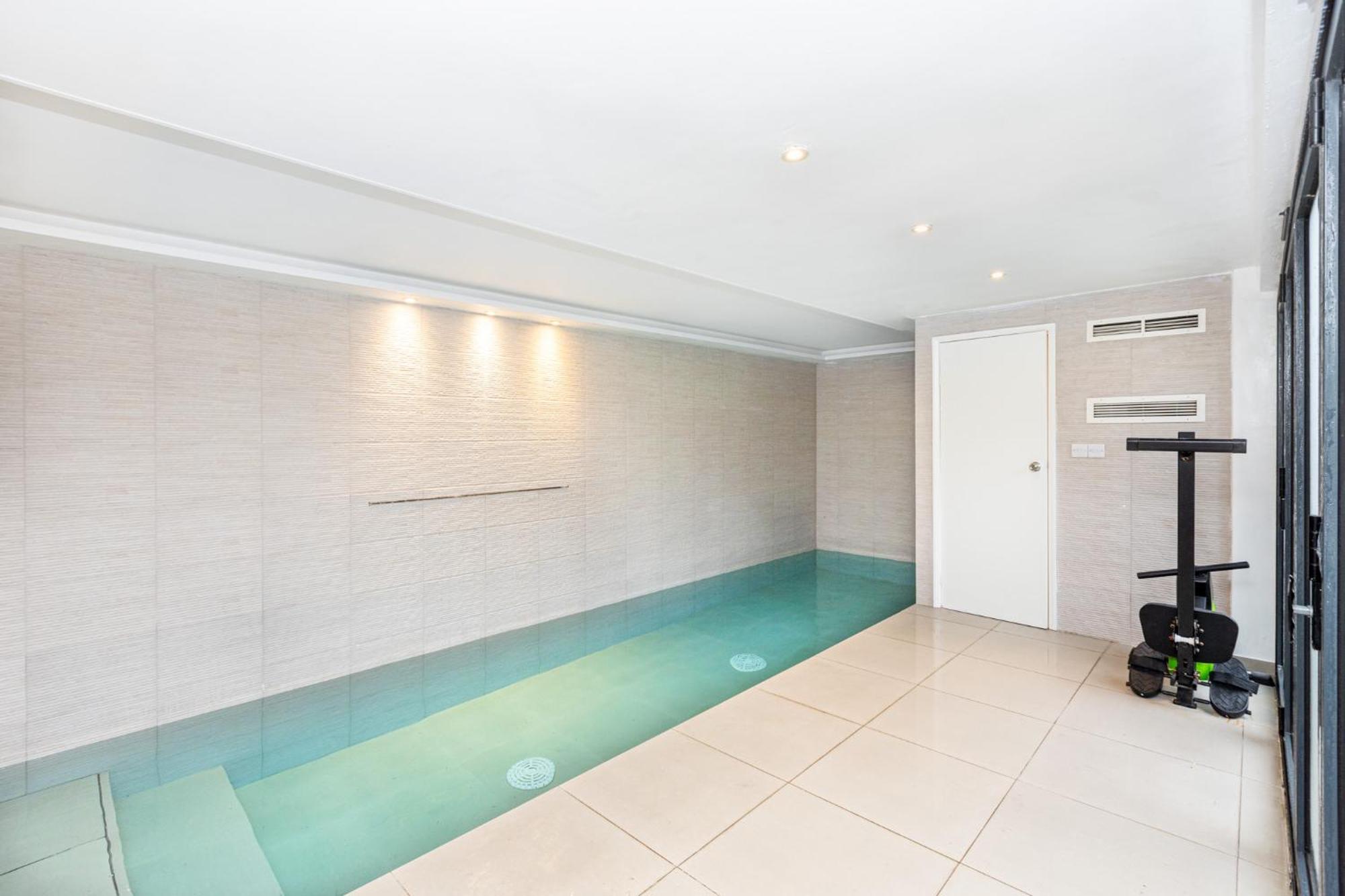 Luxury 3br Flat, Parking & Garden, Nw