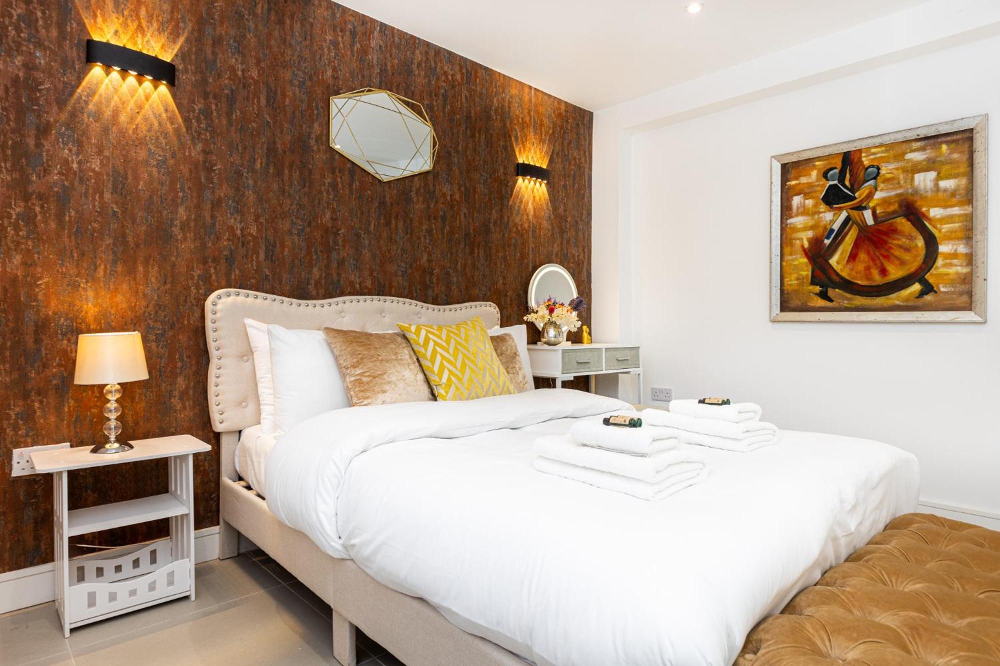 Luxury 3br Flat, Parking & Garden, Nw